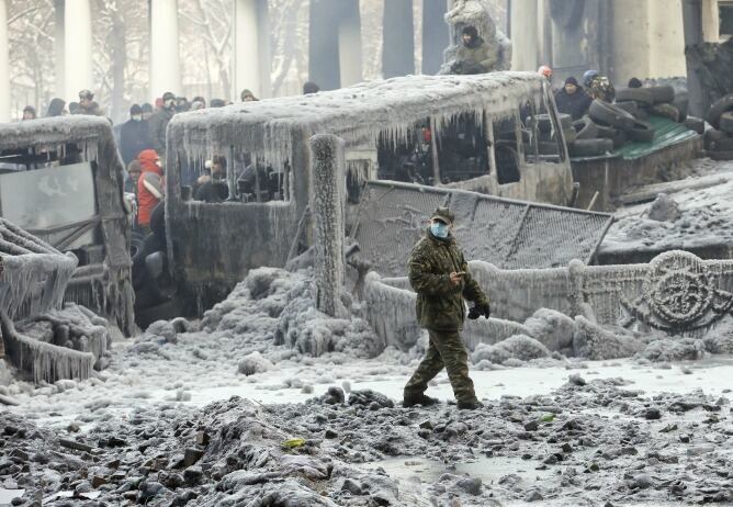 Un hombre ucraniano pasa frente a una barricada durante una protesta antigubernamental en Kiev