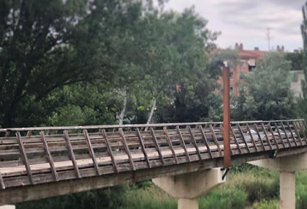 Imagen de la pasarela peatonal sobre el río Duratón que lleva dos años sin poder ser utilizada.