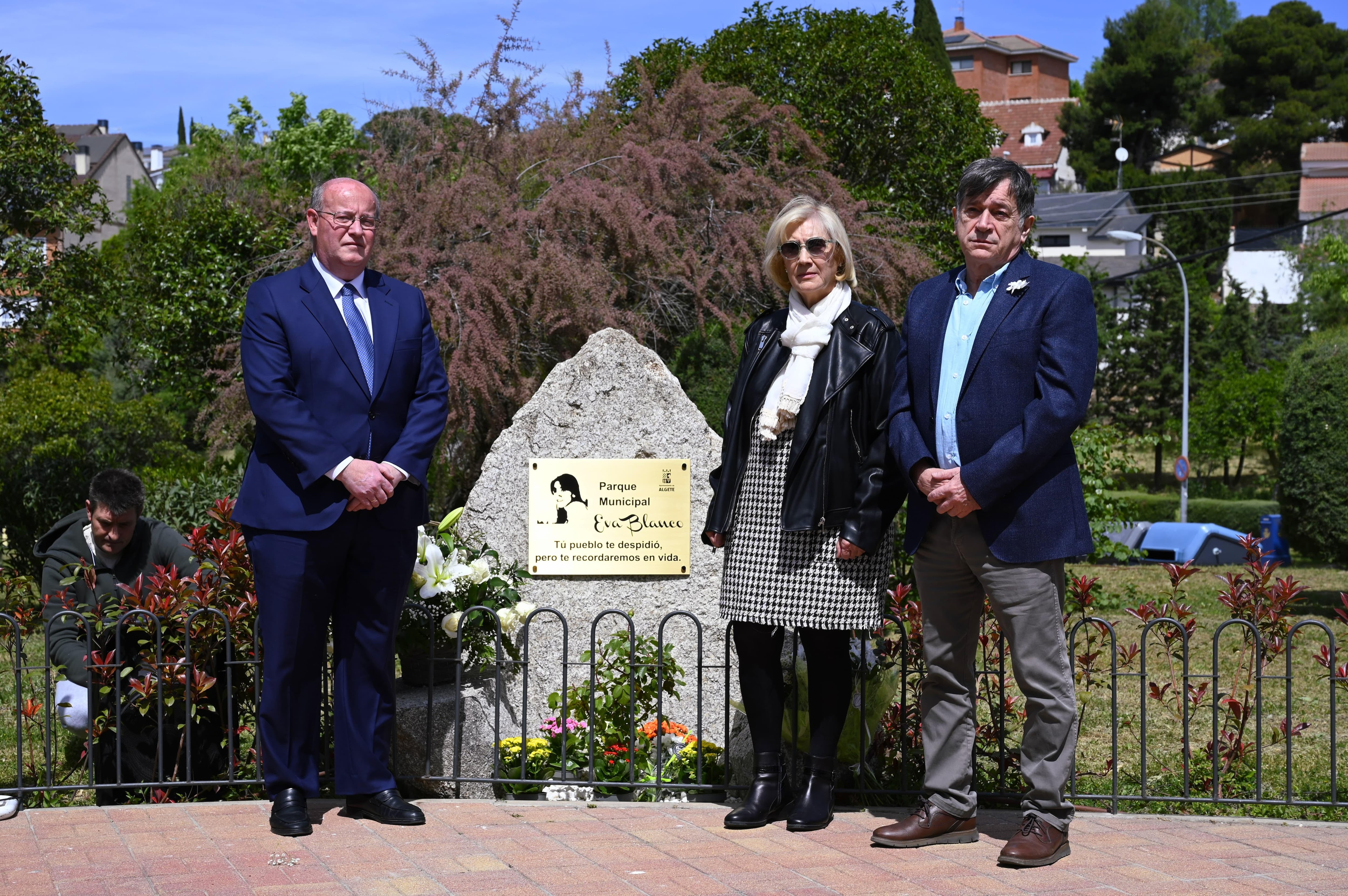 El monolito en memoria de la vecina de la localidad, asesinada en 1997, ya se encuentra en el parque homónimo, a cuyo acto de inauguración asistió su familia