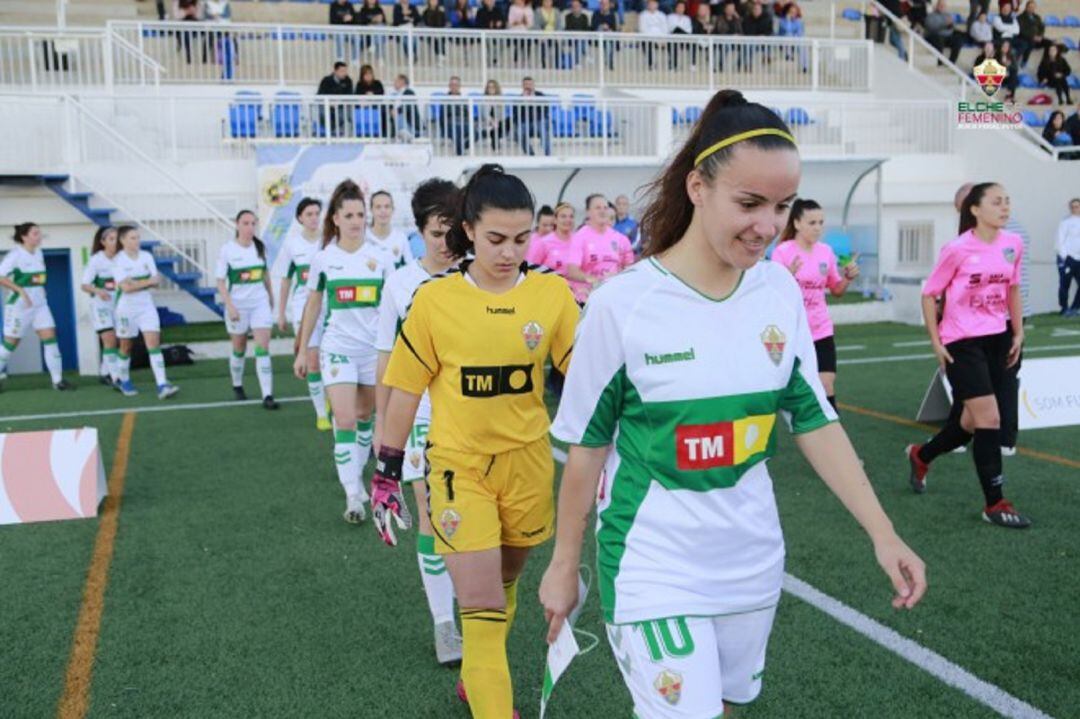 Las jugadoras del Elche CF Femenino en el Enrique Miralles de Crevillent