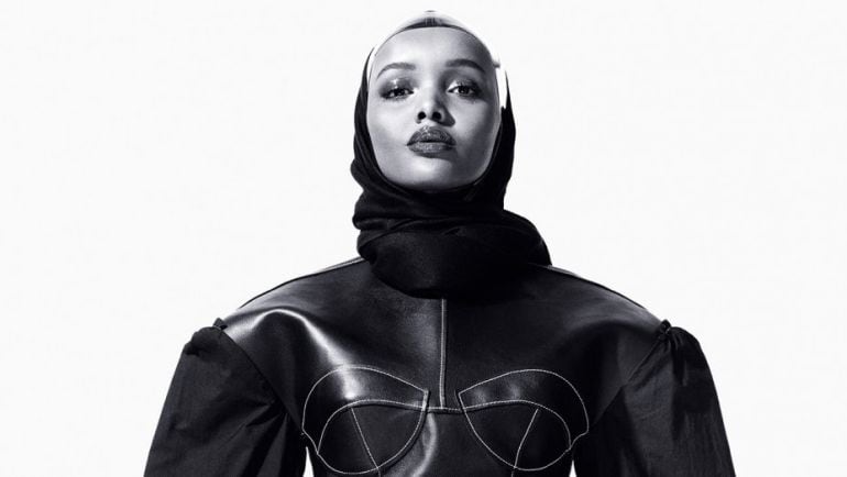 Halima Aden vestida de Loewe para el &#039;CR Fashion Book&#039; y con el estilismo de Carine Roitfeld