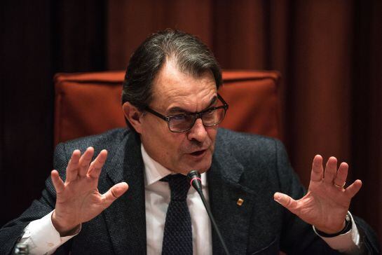 BARCELONA, SPAIN - FEBRUARY 09: President of Catalonia Artur Mas answers the questions of members of the Parliament in the Anti-Corruption Comission on February 9, 2015 in Barcelona, Spain. President of Catalonia Artur Mas will give evidence after being s