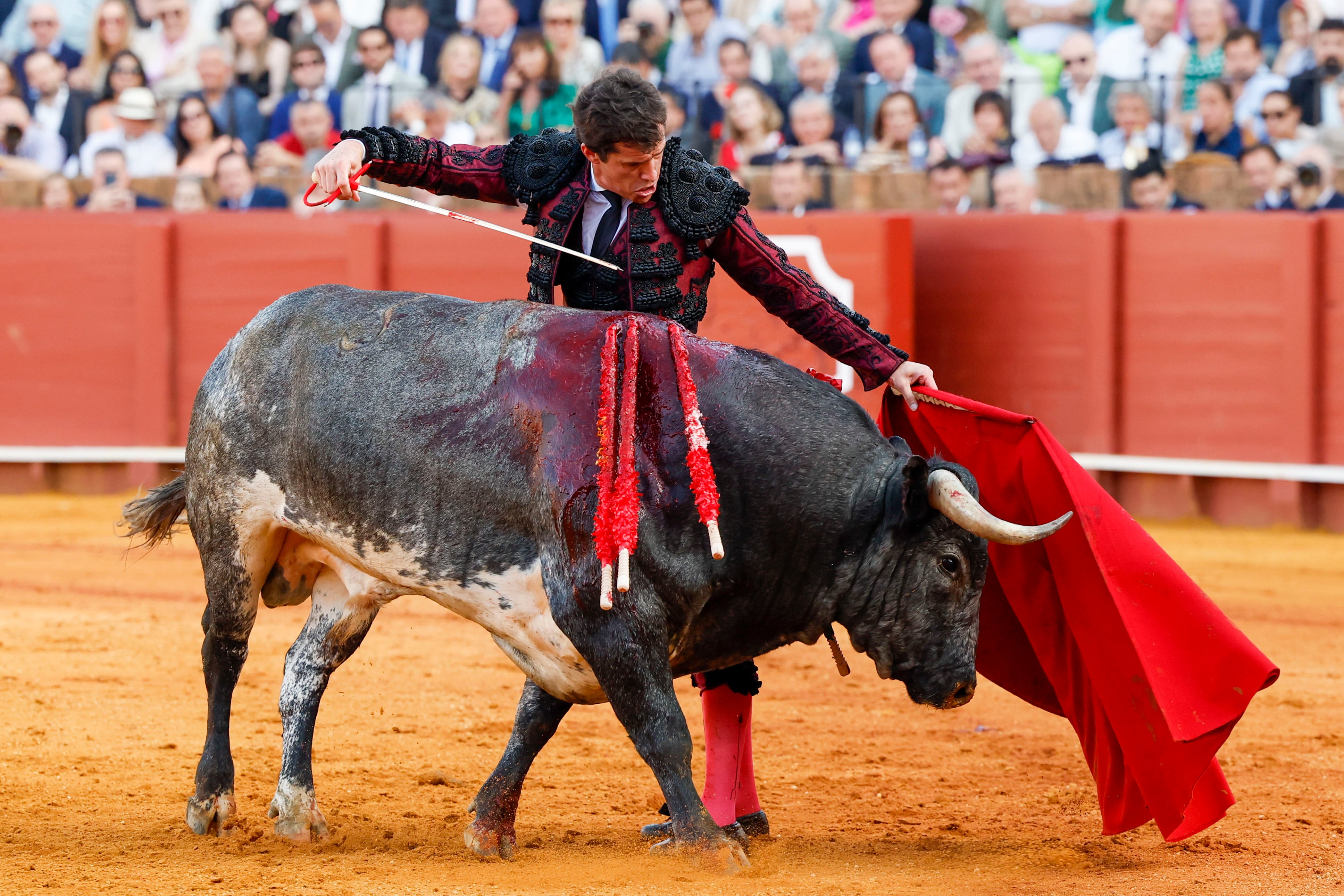 SEVILLA, 17/04/2024.- El diestro Daniel Luque da un pase a su primer toro durante el festejo de la Feria de Abril celebrado este jueves en La Real Maestranza de Sevilla, con toros de La Quinta. EFE/ Julio Muñoz
