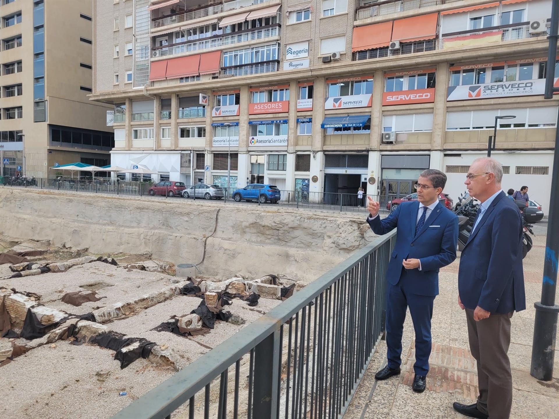 Los concejales del PP de Murcia, Jesús Pacheco y Antonio Navarro, contemplan el yacimiento de San Esteban