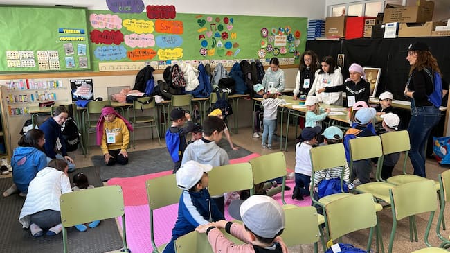 Els alumnes del Carmelo Ripoll celebren FITUR