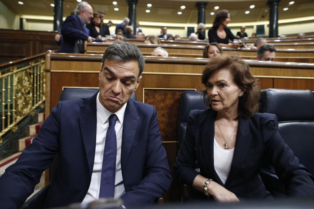 El presidente del Gobierno, Pedro Sánchez, y la vicepresidenta, Carmen Calvo, durante la sesión de control al Gobierno en el Congreso