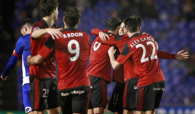 Los jugadores del Mirandés celebran el gol marcado por el centrocampista Daniel Provencio, que ha supuesto el 0-3 frente al Deportivo, durante el encuentro disputado en el estadio de Riazor correspondiente a la vuelta de los octavos de final de la Copa de