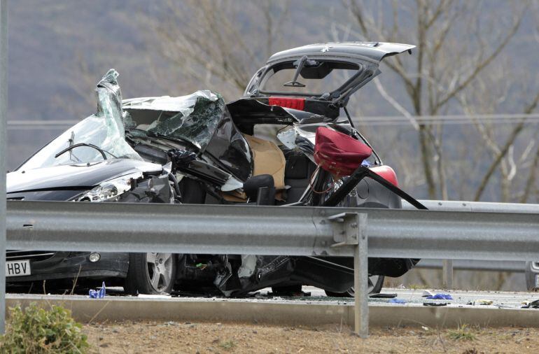 Estado en el que ha quedado uno de los vehículos implicado en el accidente de tráfico ocurrido en la Autovía de la Plata (A-66).