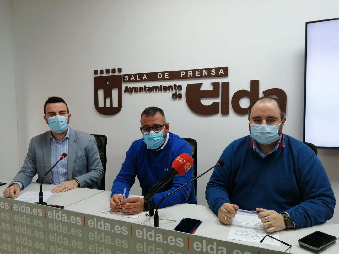 Concejales gobierno local anunciando la suspensión en Elda