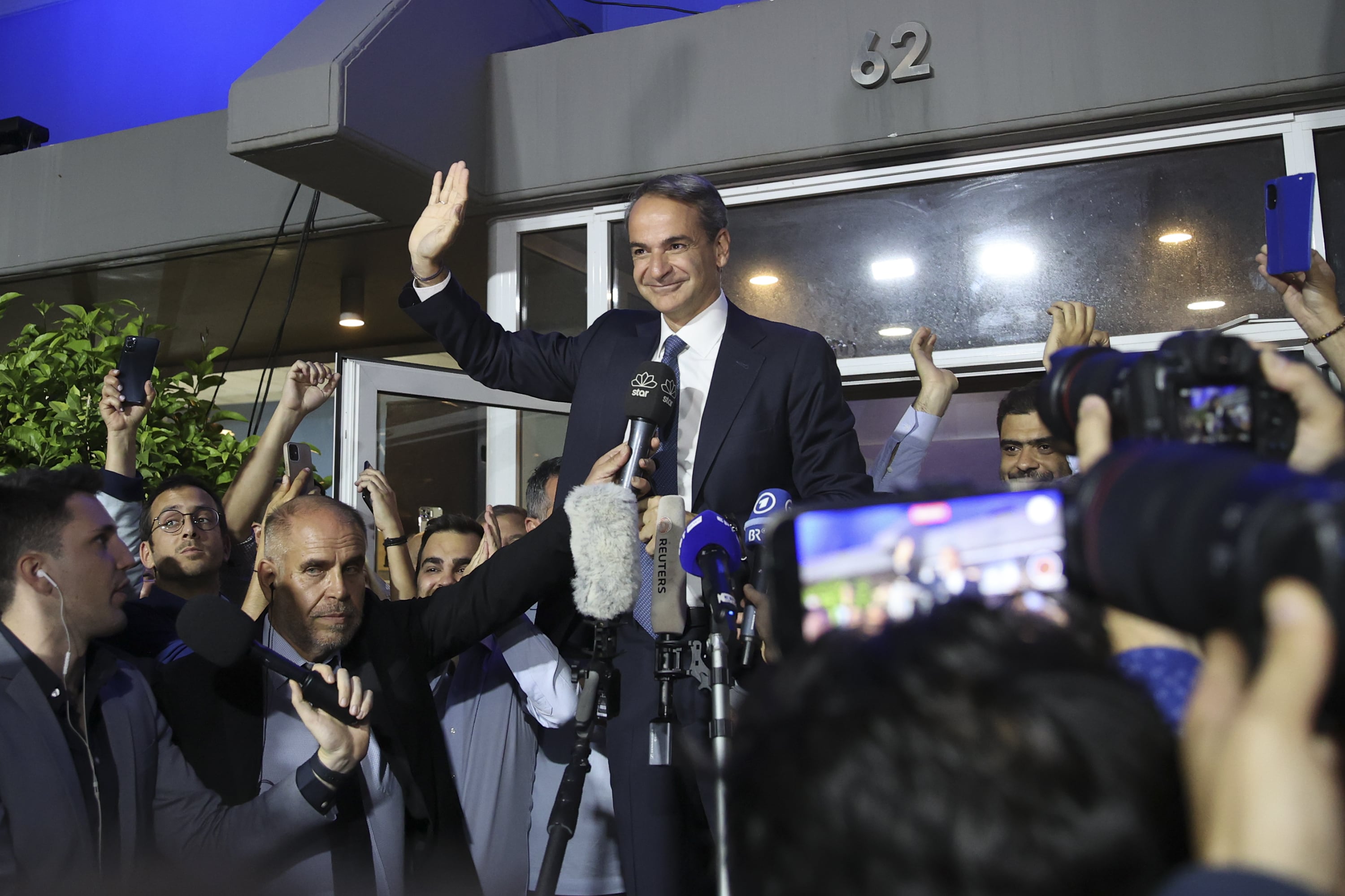 Kyriakos Mitsotakis se dirige a sus seguidores después de su victoria electoral