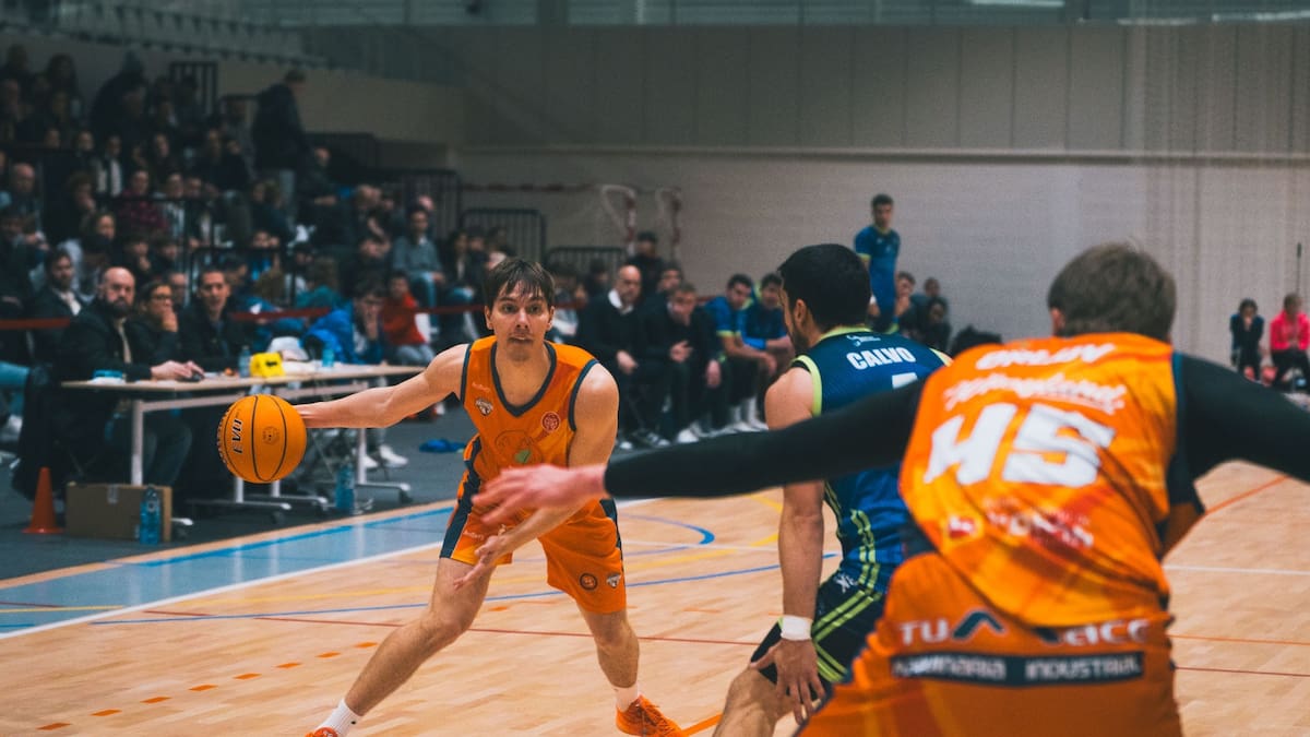 El Club Baloncesto Morón se impone a Valle de Egüés por 49-81