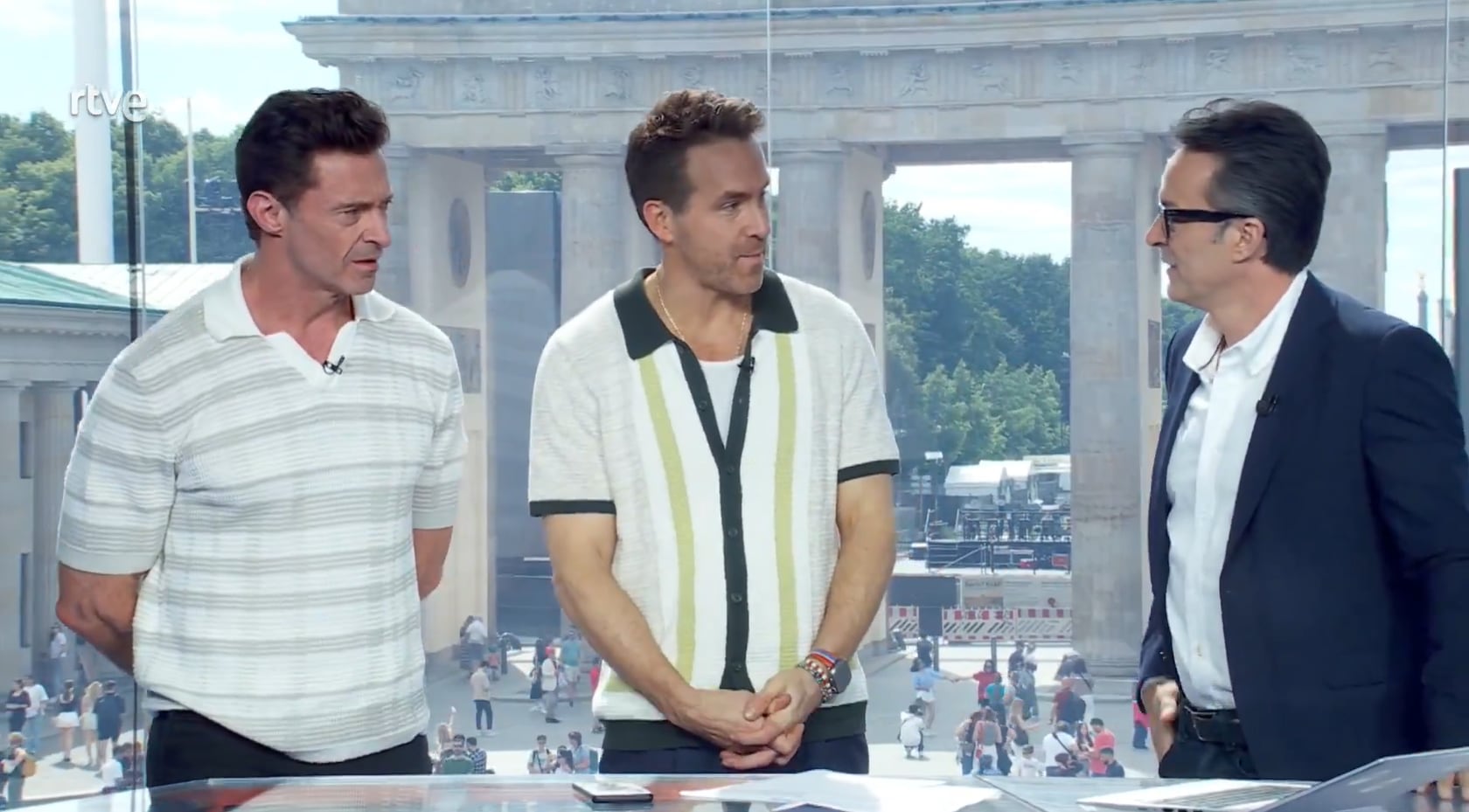 Ryan Reynolds y Hugh Jackman, en el plató de RTVE en la Eurocopa