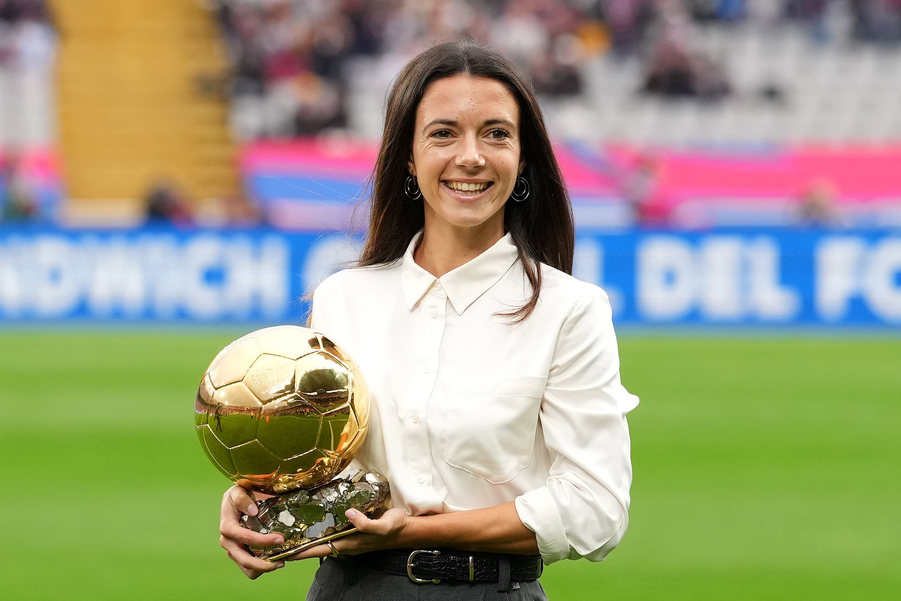 Aitana Bonmatí presenta el Balón de Oro al público de Montjuic durante el derbi entre FC Barcelona y RCD Espanyol