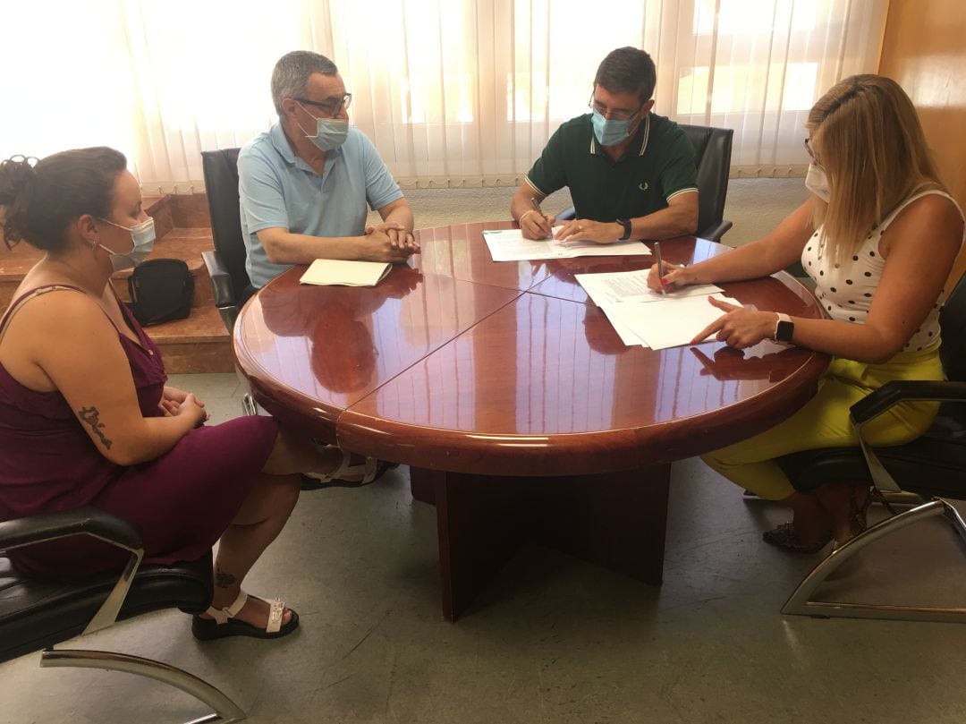 Firma del convenio entre las autoridades municipales y festeras