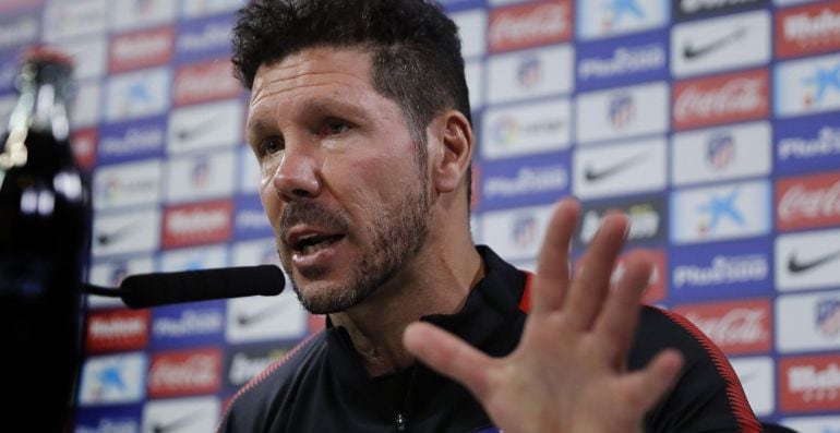 Diego Simeone, en sala de prensa respondiendo a los periodistas