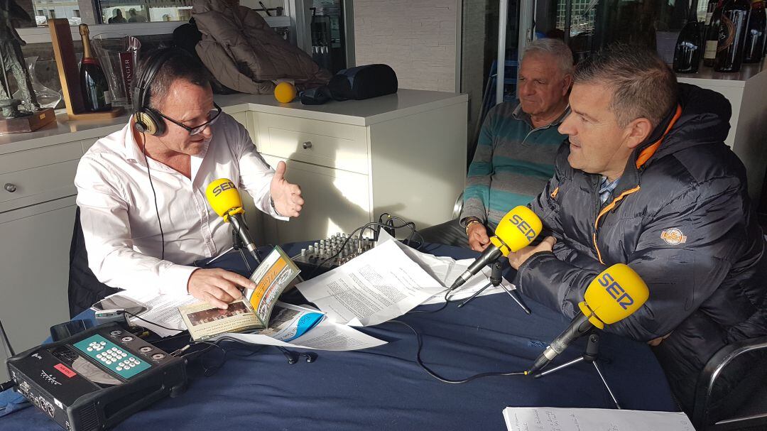 Juan Liendo y Carlos Ateca conversan con Santiago Redondo.