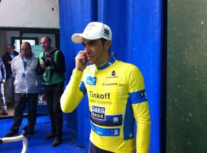 Alberto Contador atendiendo al Carrusel Deportivo tras ganar la Itzulia.