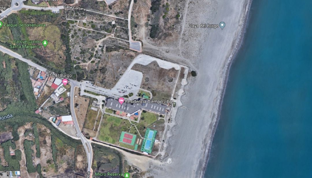 Imagen de la Playa de El Burgo, cerrada al baño por mandato de la Junta.