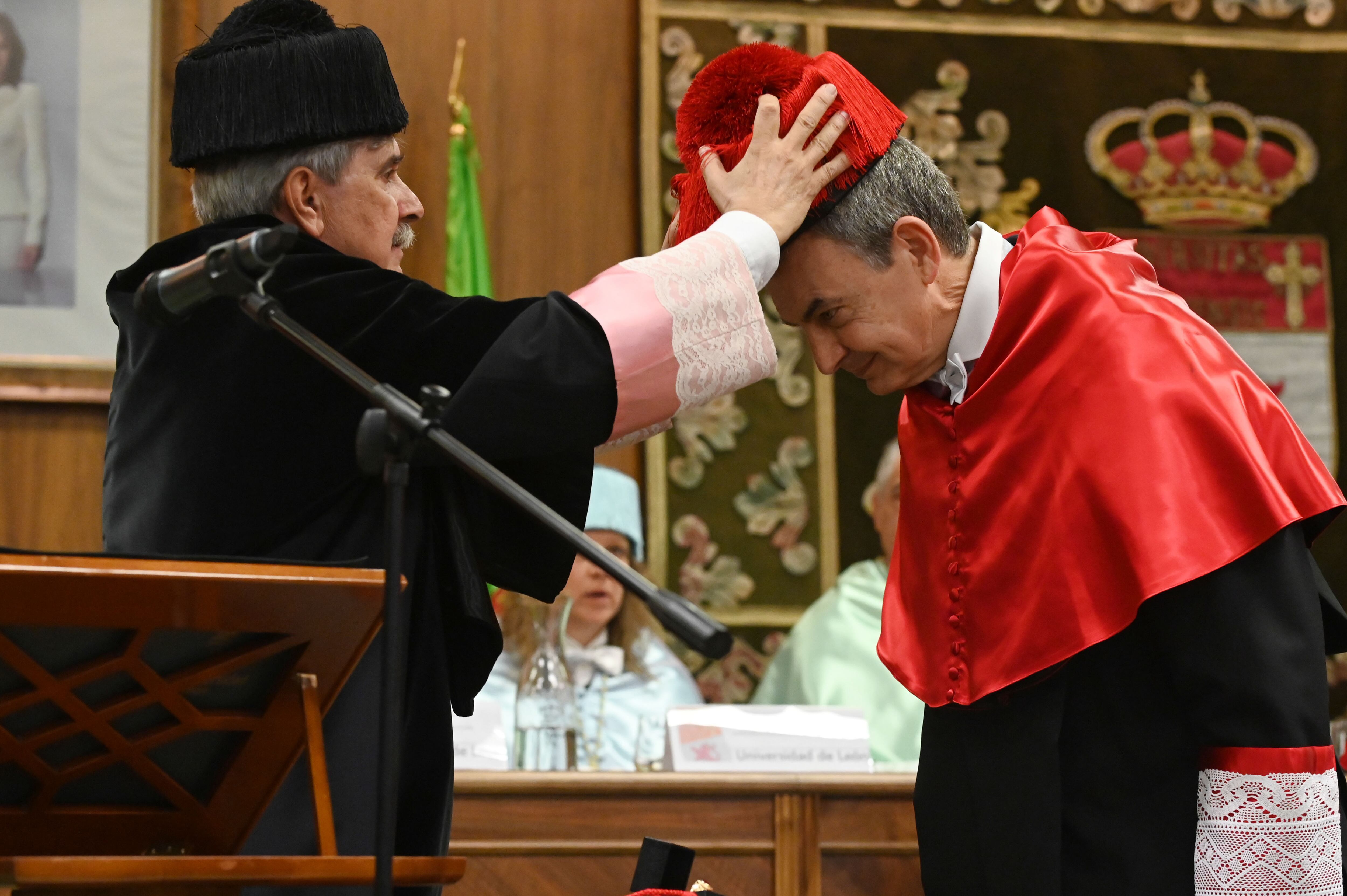 LEÓN, 13/02/2023.- El expresidente del Gobierno José Luis Rodríguez Zapatero (d) ha sido investido este lunes doctor honoris causa por la Universidad de León (ULe) en un solemne acto en el que ha subrayado que &quot;un país es lo que son sus universidades&quot;. En la imagen, junto al rector Juan Francisco García Marín (i) durante el acto. EFE/J.Casares
