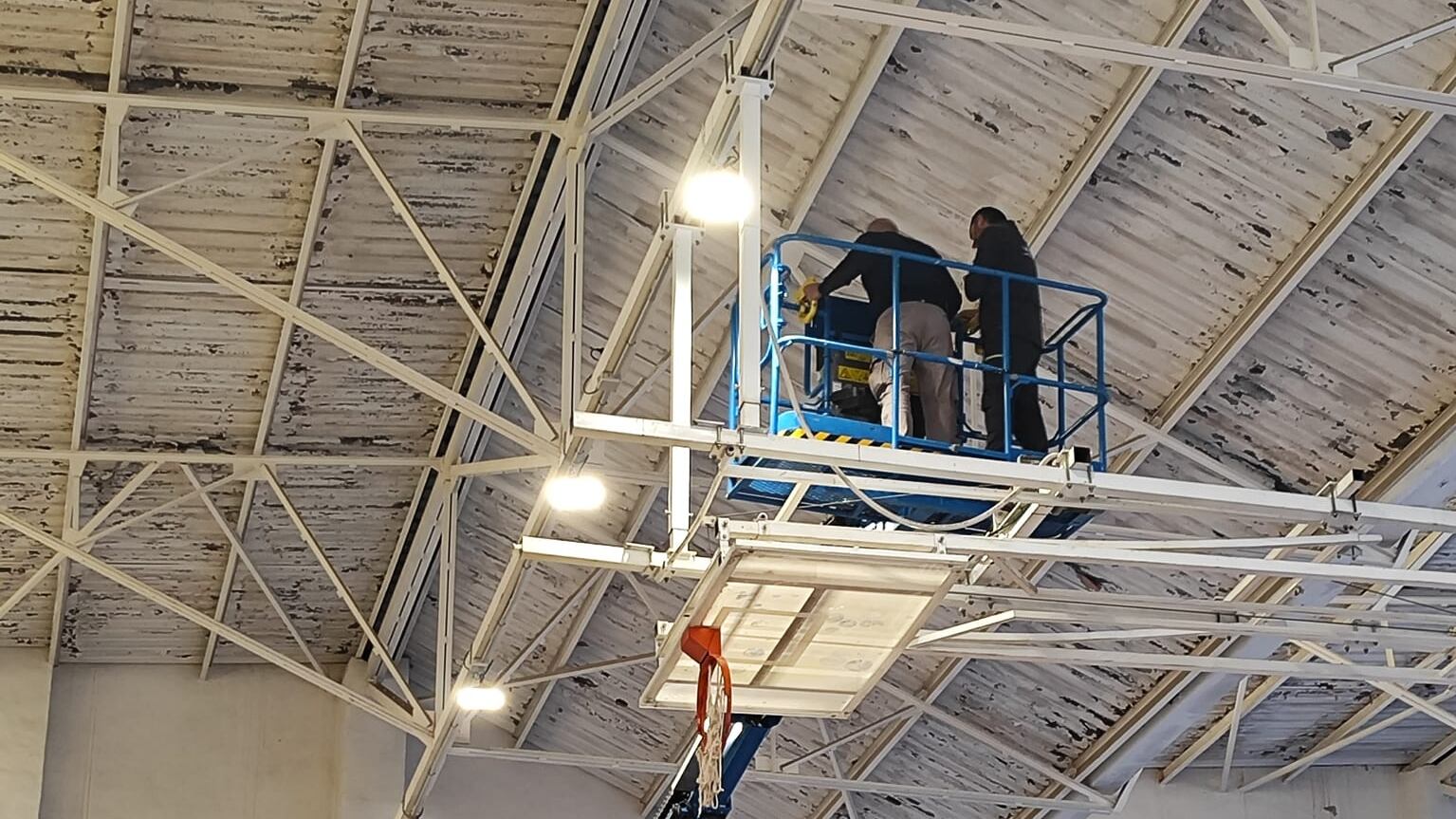 Instalación de las nuevas luminarias en el pabellón Rafael Tapia Valdés