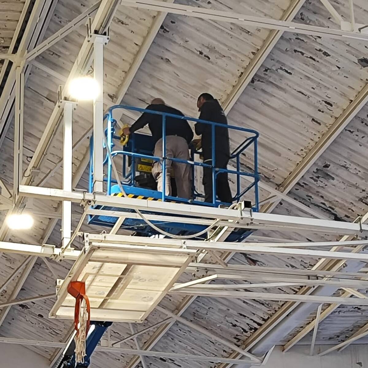El Centro Excursionista Eldense moderniza las luminarias del Rafael Tapia Valdés