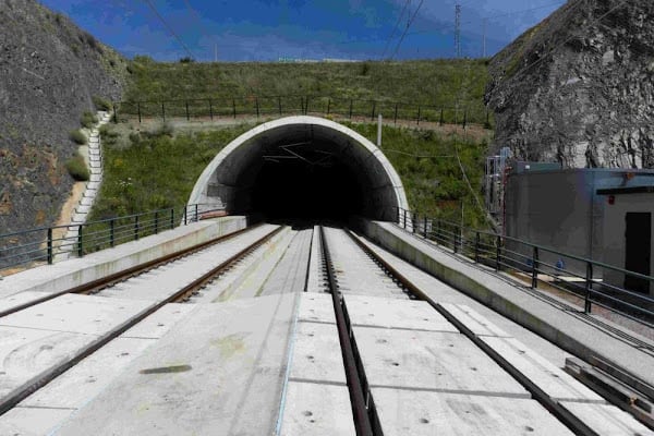 Los túneles tapiados del AVE en Sorbas tendrán pronto traviesas.
