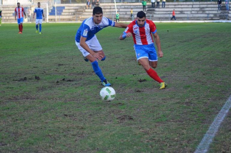 Dani Gallardo intenta marcharse de un rival.