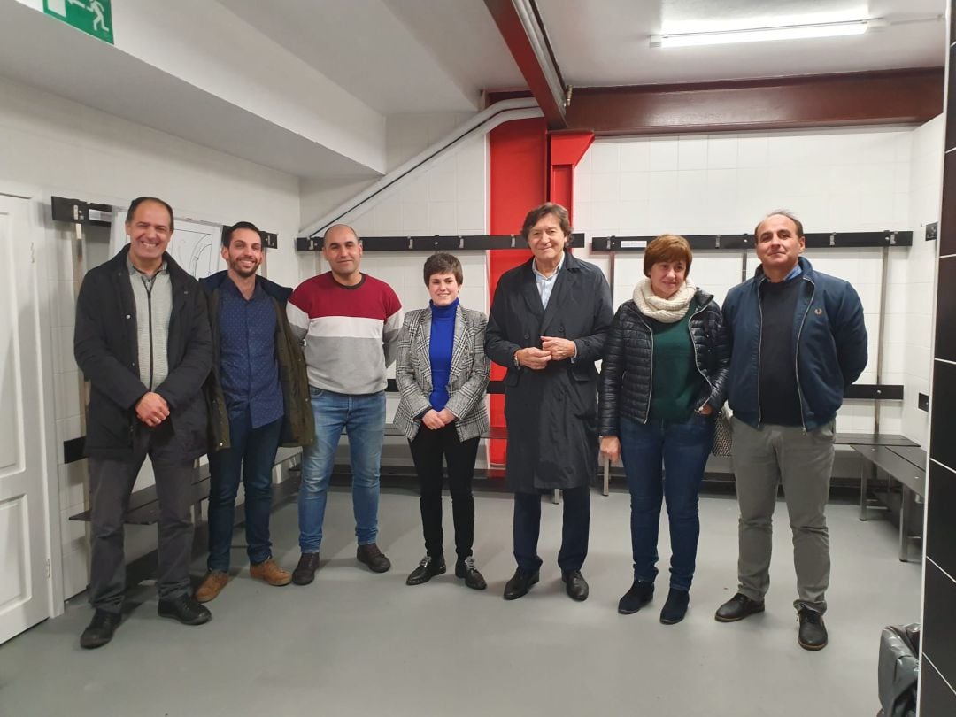 Ánxela Fernández (centro), alcaldesa de O Rosal, junto a políticos y representantes del Acanor Atlético Novás en un vestuario del pabellón municipal.