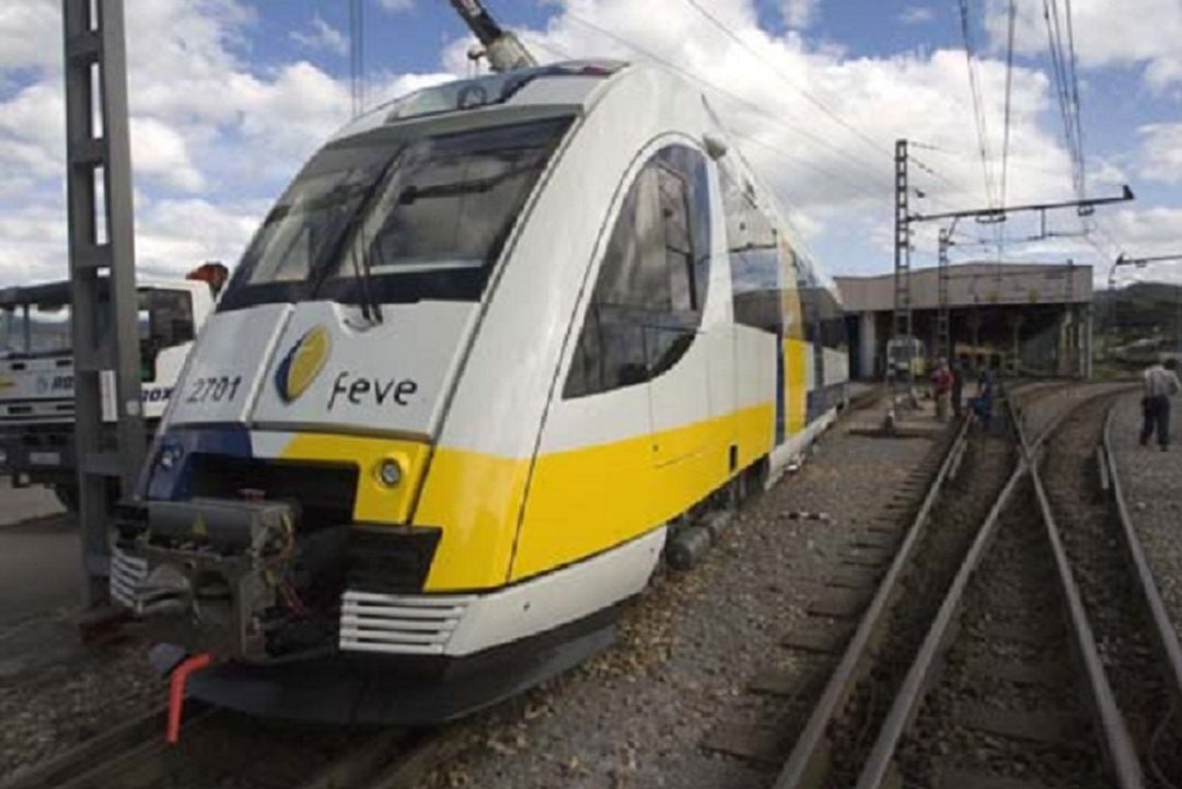 Uno de los modelos diésel 2700 que RENFE-FEVE utiliza para cubrir las líneas de media distancia Santander-Bilbao y Santander-Oviedo.