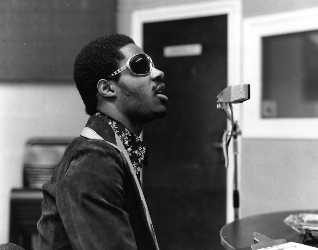 Stevie Wonder en el estudio en una fotografía de 1972