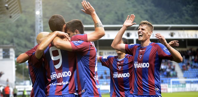 Los jugadore del Eibar celebran un gol logrando en Ipurúa