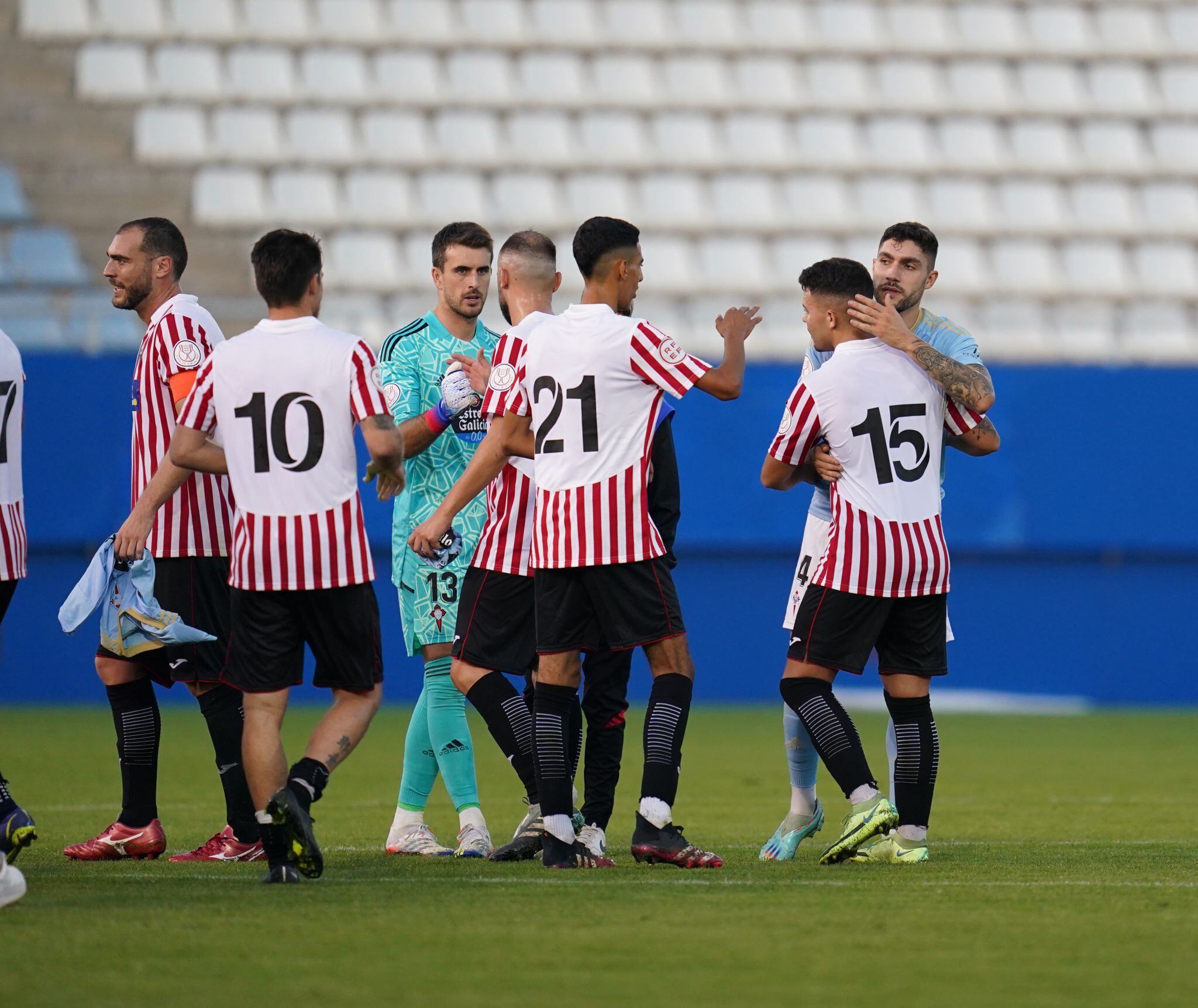 Jugadores algareños y celestes se saludan después del partido