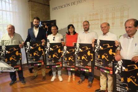 Participantes en la presentación en la Diputación muestran el cartel