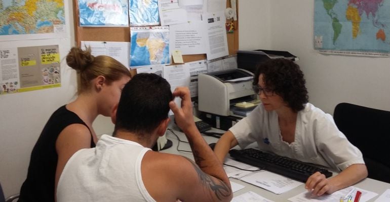 La doctora Mariola Espejo passant consulta al Centre de Vacunacions Internacionals de Lleida.