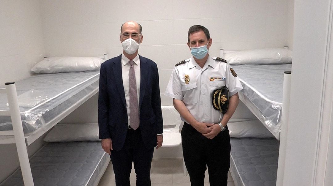 El presidente de la Autoridad Portuaria de Vigo, Jesús Vázquez Almuíña, junto al jefe de la comisaría local de Vigo-Redondela, Juan José Díaz, en la nueva sala de no admitidos de la Estación Marítima.