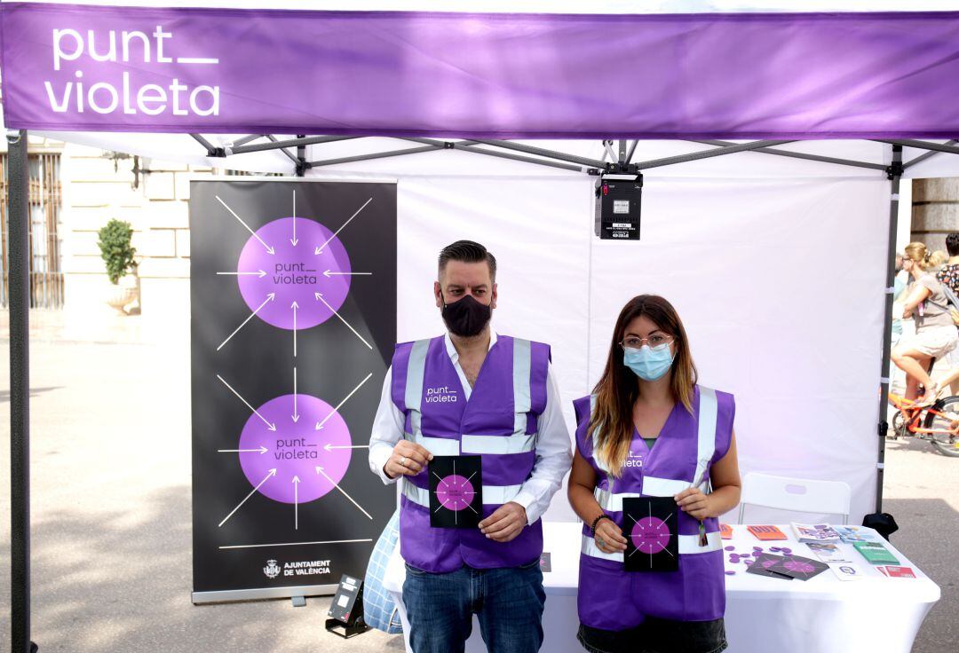 Los concejales Carlos Galiana y Lucía Beamud durante la presentación de los puntos violetas. 