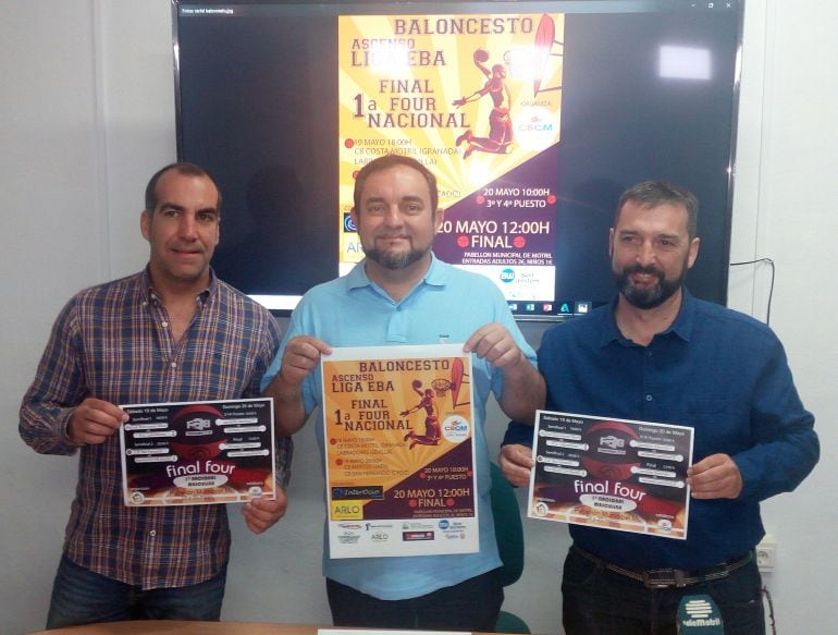 El concejal de deportes, Miguel Ángel Muñoz, presenta junto con la directiva del CB Costa Motril el cartel de la final de la primera Four Nacional