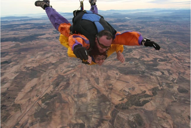 El salto se hace en tándem junto a un instructor.