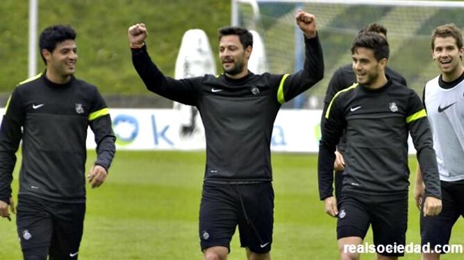 Alberto De la Bella hace un gesto victorioso en presencia de Carlos Vela en la sesión matinal.