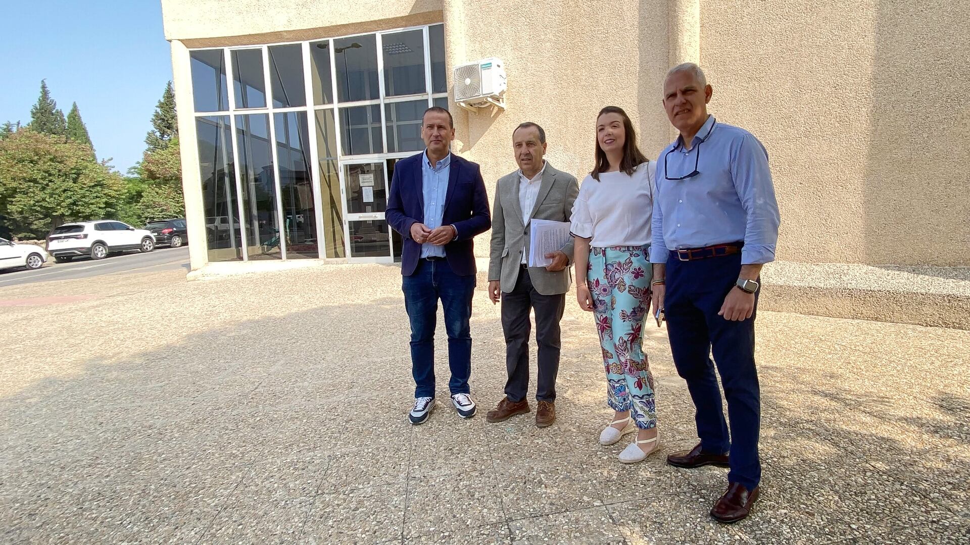 Dirigentes del PSOE a las puertas de la estación de autobuses de Antequera