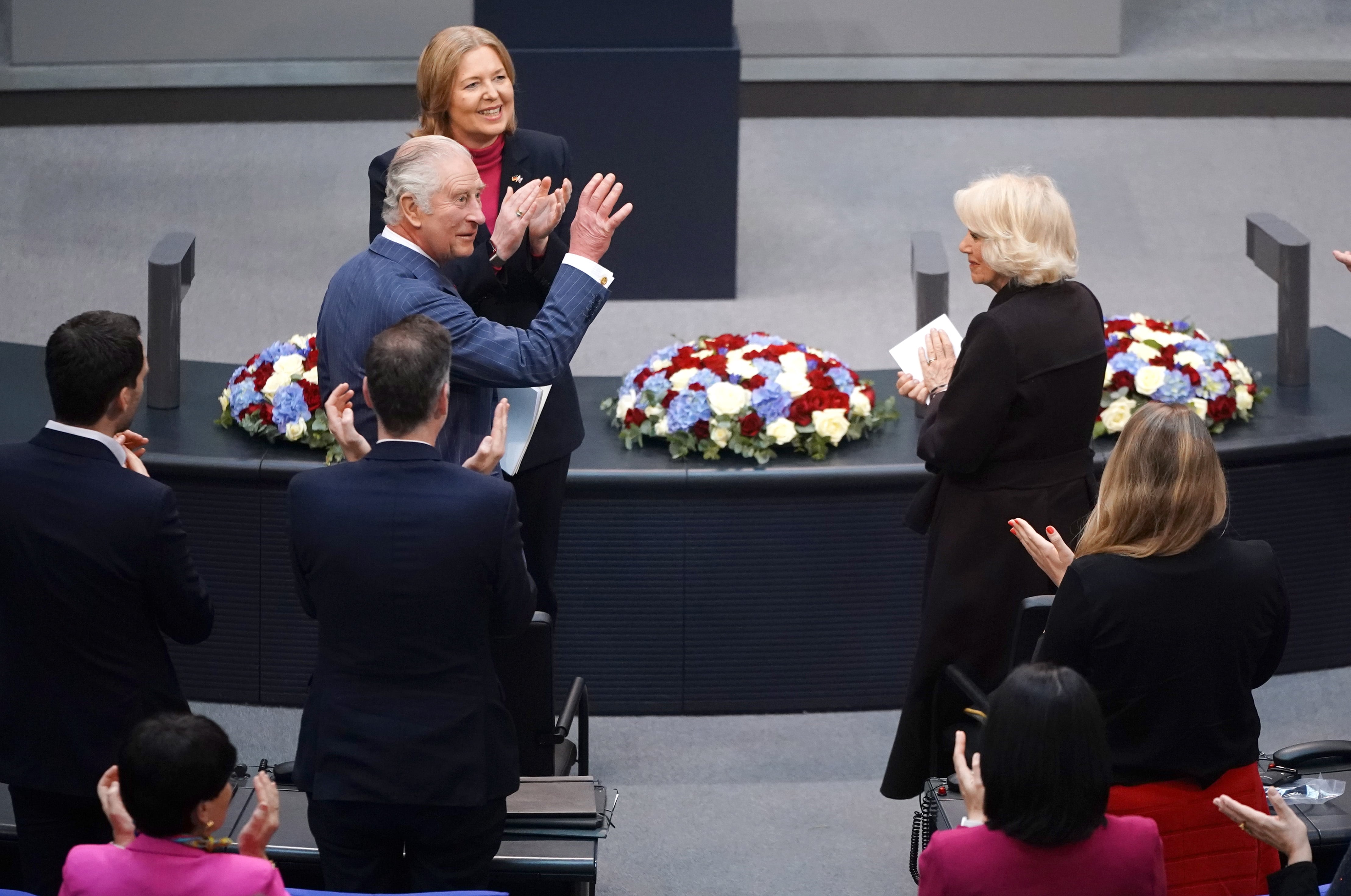 Carlos de Inglaterra y la reina consorte Camila durante su visita al Bundestag, en Berlín