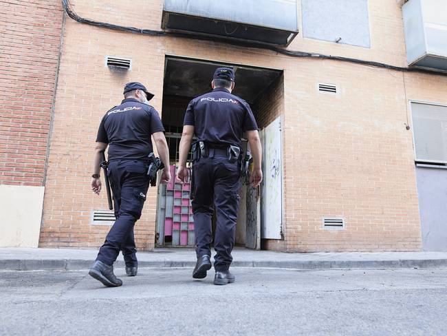 Policías nacionales en un edificio de la calle José Garrido de Madrid. / Europa Press News