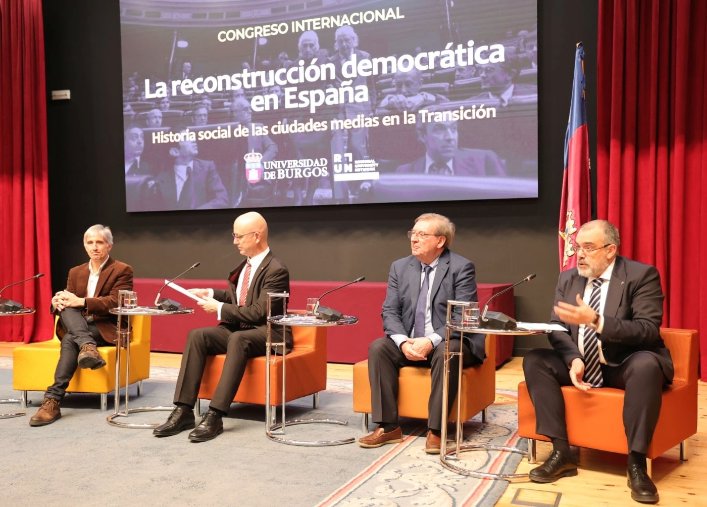 El rector de la UBU, José Miguel García (2ºizda), el secretario de Estado de Memoria Democrática, Fernando Martínez López (2ºdcha) y los directores del congreso, Ignacio Fernández de Mata (UBU) (1dcha) y Enrique Berzal de la Rosa (UVA) (1ºizda)