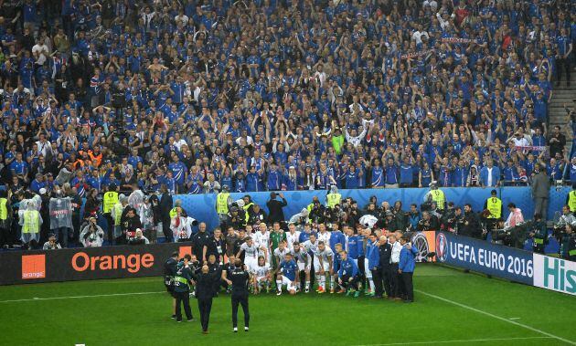 Los jugadores de Islandia se hicieron una foto con su afición tras caer ante Francia en la Eurocopa 2018.