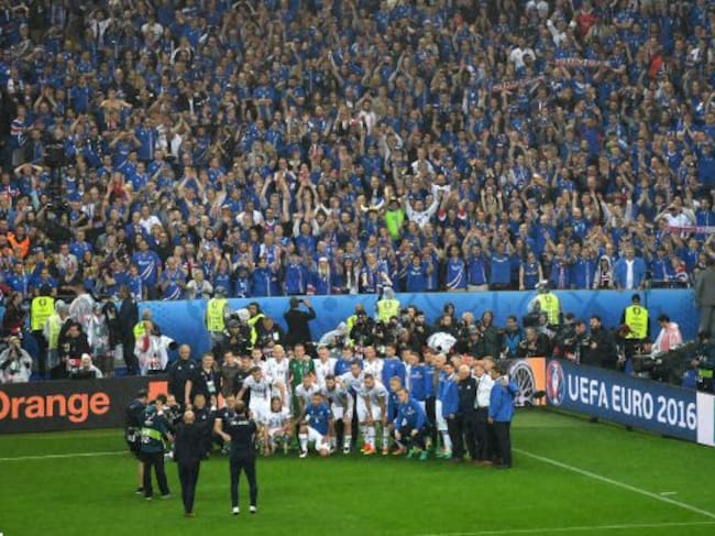 Los jugadores de Islandia se hicieron una foto con su afición tras caer ante Francia en la Eurocopa 2018.