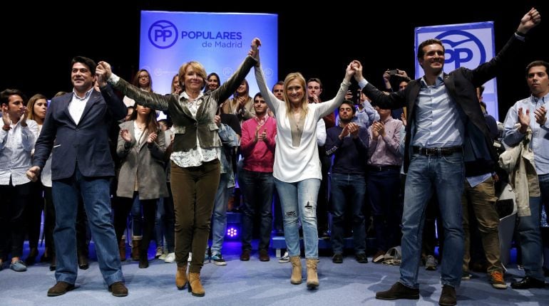 La presidenta del PP en Madrid, Esperanza Aguirre, y la de la Comunidad, Cristina CIfuentes junto a David Pérez (i), alcalde de Alcorcón, y Pablo Casado, vicesecretario de Comunicación del PP.