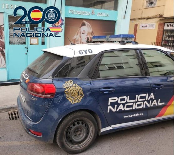 Vehículo de la Policía Nacional circulando por una calle de Jerez