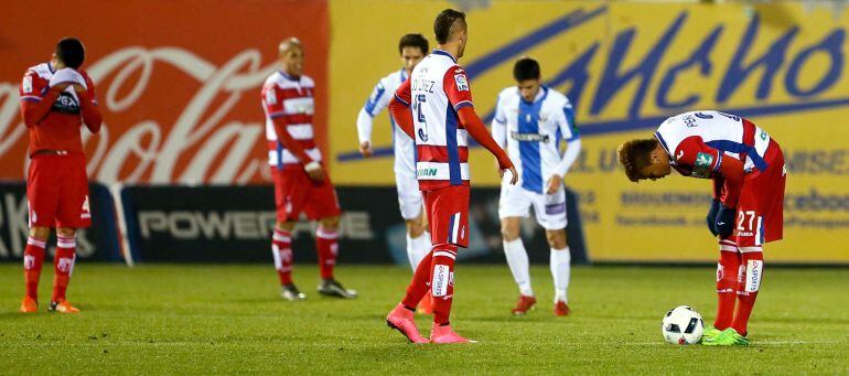 Los jugadores del Granada tras el segundo gol marcado por el Leganés durante el partido de ida de dieciseisavos de la Copa del Rey que disputan en el estadio de Butarque, en Leganés.