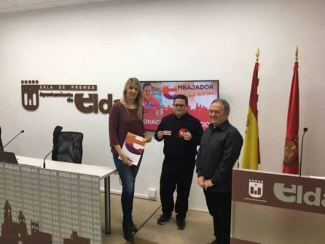 El nadador con la edil y su padre