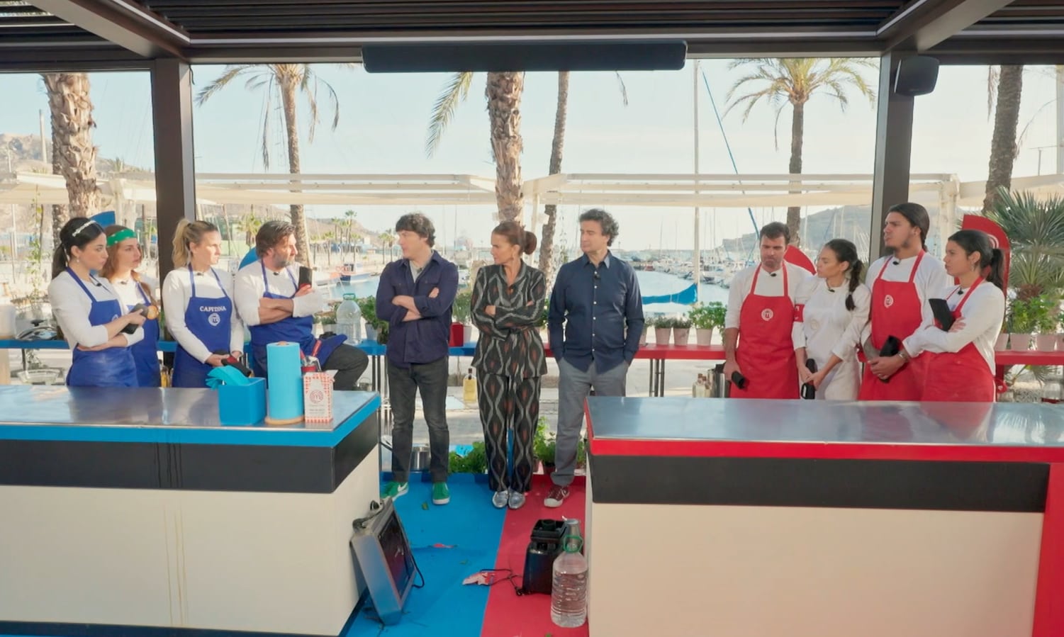 El jurado de MasterChef junto a los concursantes.